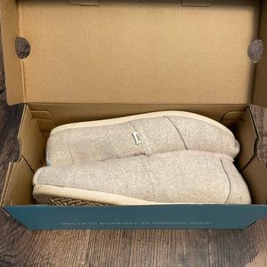 Women’s Toms Alpargata slides size 8 worn once natural two tone felt/faux fur